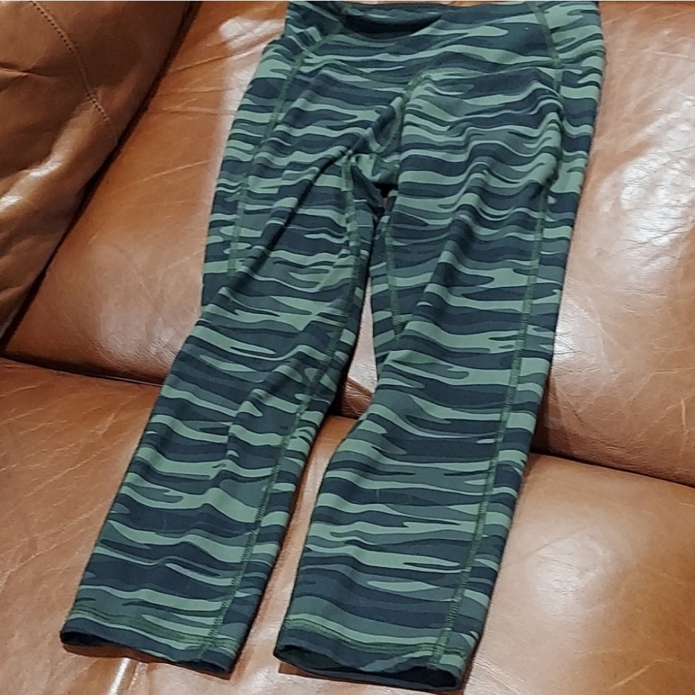 3 pair Old navy active go-dry patterned Capri size xs in camo black white Purple